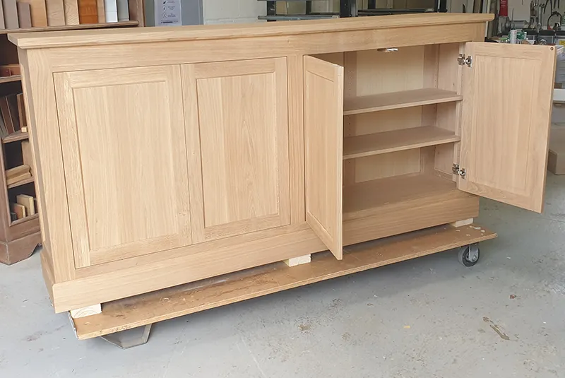 Buffet traditionnel en bois massif