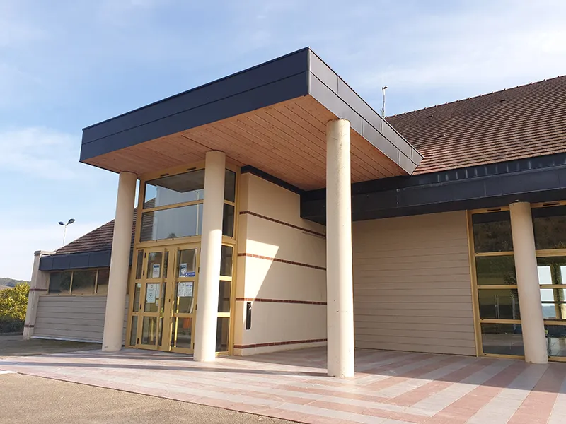 Charpente moderne pour auvent d'un bâtiment municipal - Atelier Vibois Charpentier à Villeneuve sur Yonne