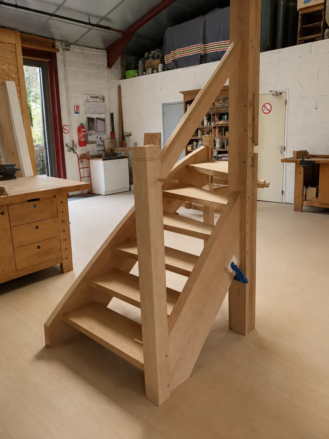Assemblage d'une partie d'un escalier - Atelier Vibois Menuisier à Villeneuve sur Yonne