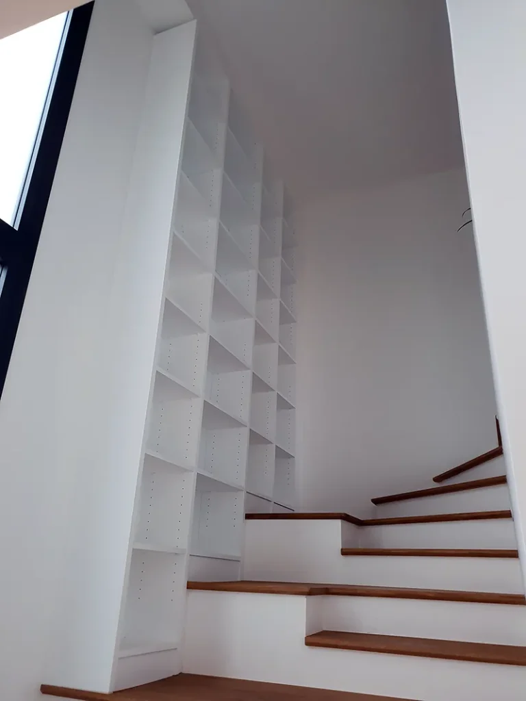 Etagère / Bibliothèque sur mesure dans escalier - Atelier Vibois Menuisier en ameublement à Villeneuve sur Yonne