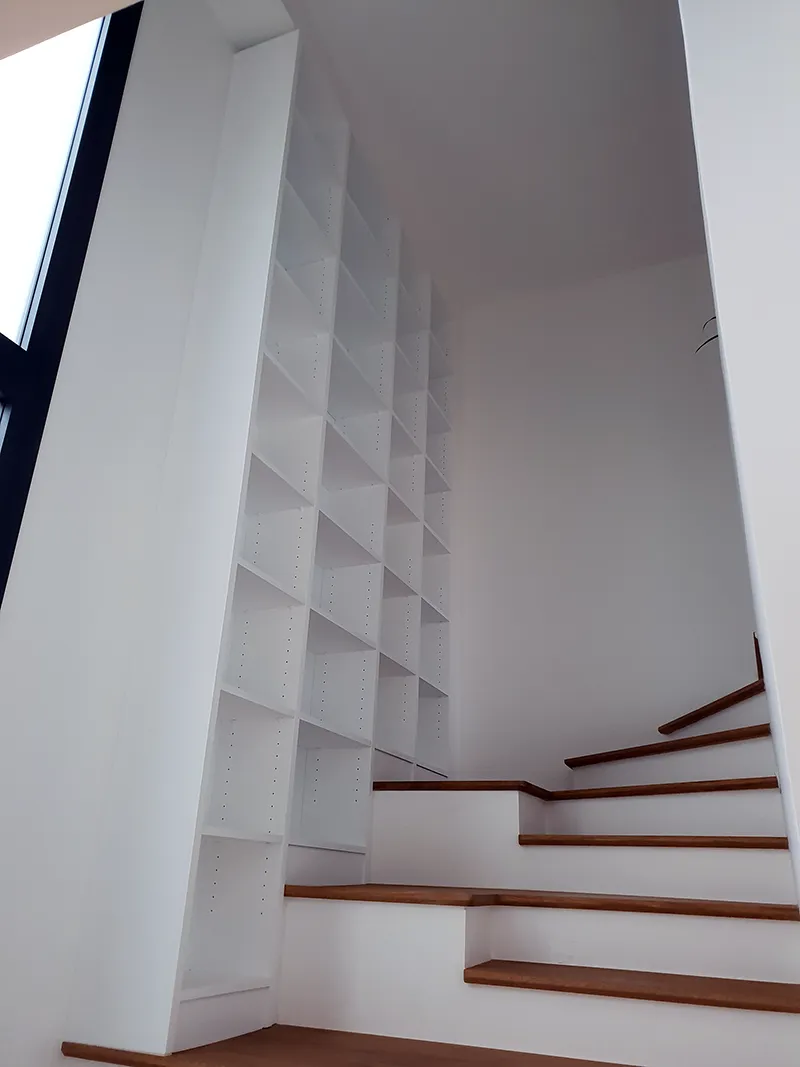 Etagère / Bibliothèque sur mesure dans escalier - Atelier Vibois Menuisier en ameublement à Villeneuve sur Yonne