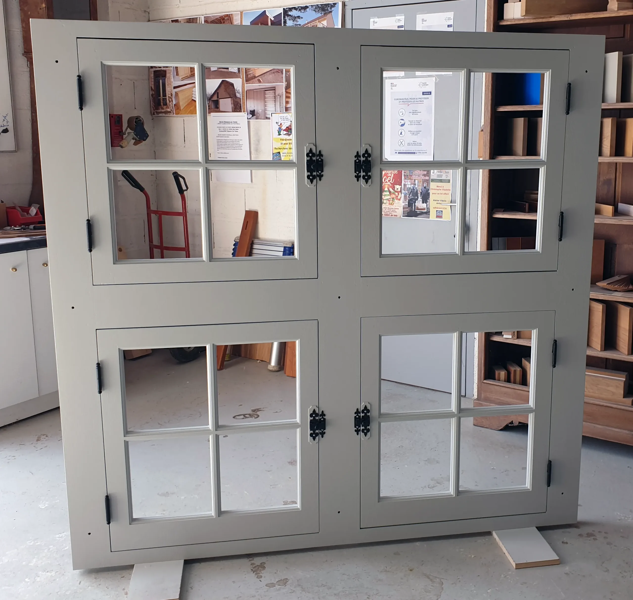 Fenêtre à petits carreaux sur mesure