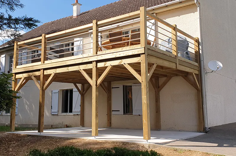 Conception d'une terrasse sur poteaux en bois avec garde corps - Atelier Vibois Menuisier à Villeneuve sur Yonne
