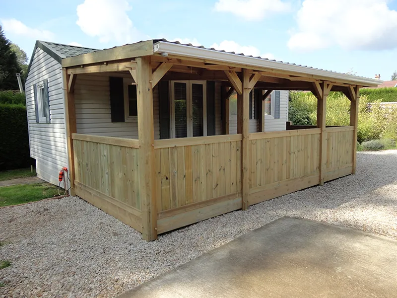 Terrasse couverte pour mobilhome - Atelier Vibois Menuisier Charpentier à Villeneuve sur Yonne